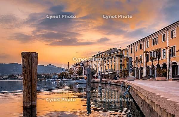 Evening on the Lungolago lakeside promenade in Salo on Lake Garda, Lago di Garda, Lombardy, Italy [IBR124898955]