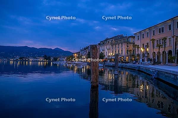 Evening on the Lungolago lakeside promenade in Salo on Lake Garda, Lago di Garda, Lombardy, Italy [IBR124898957]
