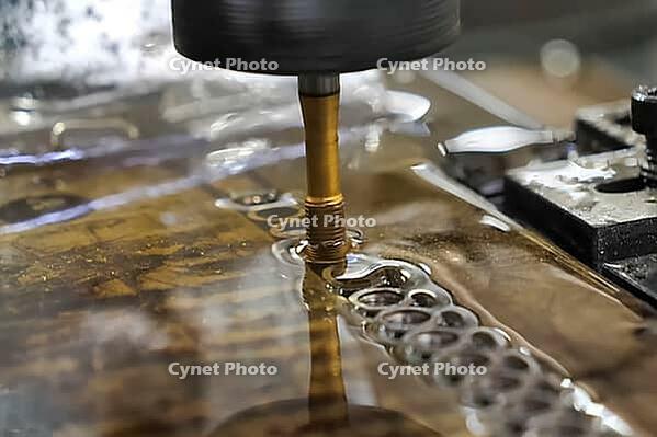 Threading in machine oil, threading in, cylinders, injection packers, production [IBR124898972]