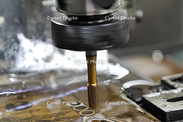 Threading in machine oil, threading in, cylinders, injection packers, production [IBR124898977]