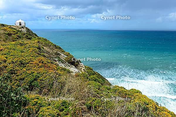 View of a rocky coast by the sea under a slightly cloudy sky, near Setubal in spring 2019 [IBR124915276]