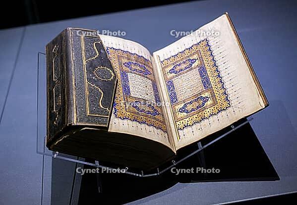 Islamic religious book the Holy Quran Shareef [IBR124920170]