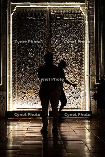Beautiful door with geometric pattern of ancient Turkish style and people silhouette [IBR124920173]