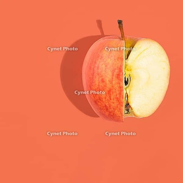 Fresh apple on pink background, view from above [IBR124944129]