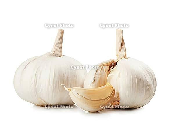Raw garlic on a white background [IBR124991078]