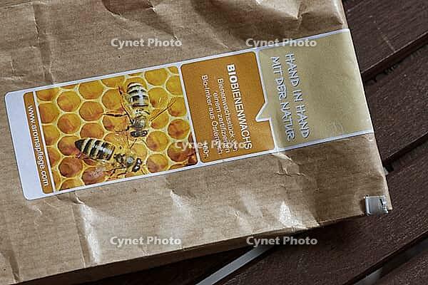 Paper bag with organic beeswax sticker, Kempen, Viersen District, North Rhine-Westphalia, Germany [IBR125007627]
