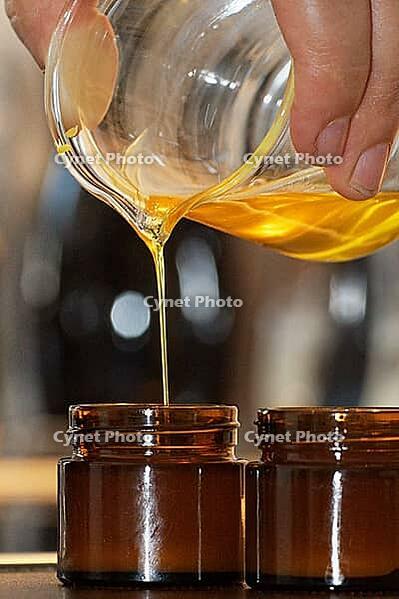 Homemade cream is filled into small jars, Kempen, Viersen district, North Rhine-Westphalia, Germany [IBR125007643]
