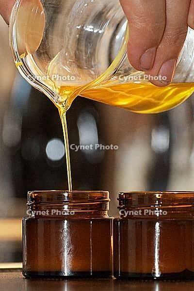 Homemade cream is filled into small jars, Kempen, Viersen district, North Rhine-Westphalia, Germany [IBR125007644]