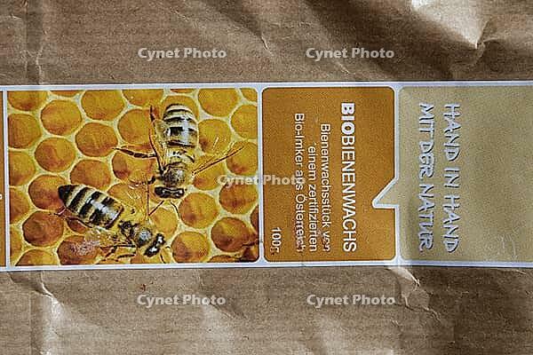 Paper bag with organic beeswax sticker, Kempen, Viersen District, North Rhine-Westphalia, Germany [IBR125007649]