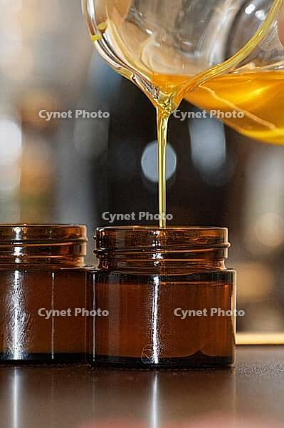 Homemade cream is filled into small jars, Kempen, Viersen district, North Rhine-Westphalia, Germany [IBR125007663]