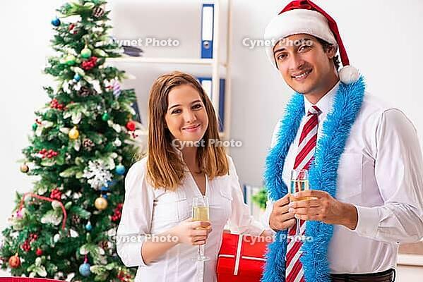 Colleagues celebrating christmas in office [IBR125053223]