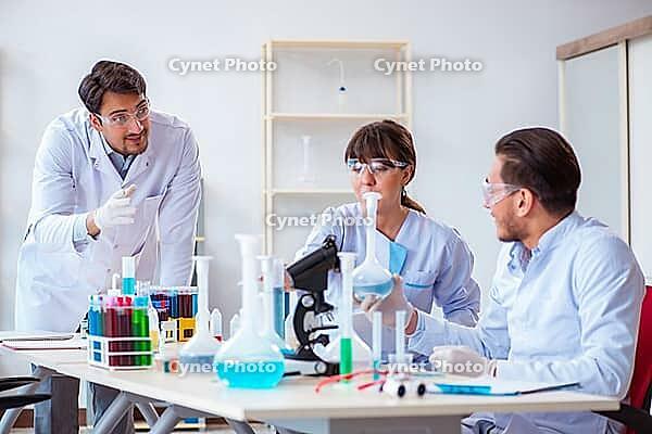 Team of chemists working in the lab [IBR125062169]