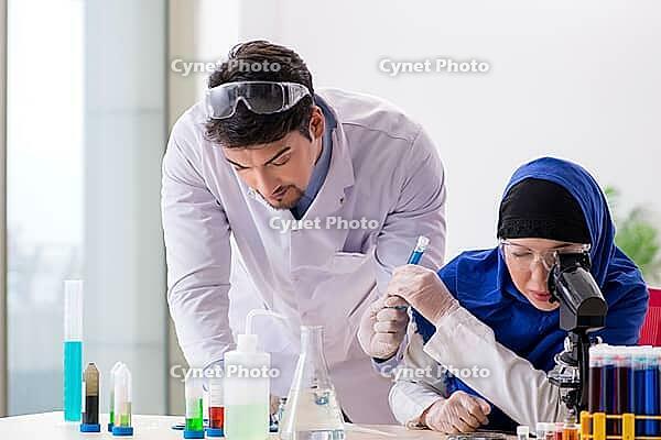 Two chemists working in the lab [IBR125062172]