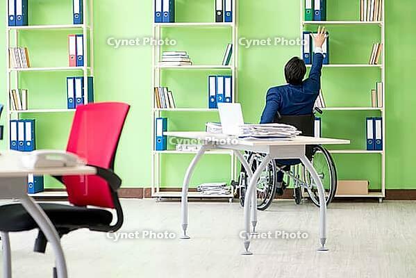 Disabled businessman working in the office [IBR125062179]