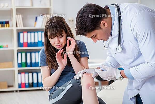 Patient visiting doctor after sustaining sports injury [IBR125094344]