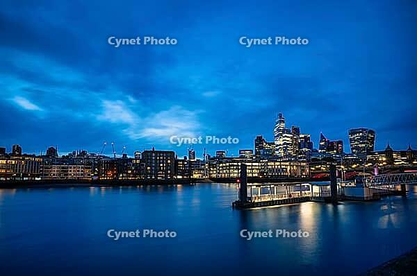 Night view, river themes, skyline behind, financial district, business district, financial district, financial district, high-rise walkie talkie, The City of London, blue hour, London, England, Great Britain, Great Britain [IBR125163334]