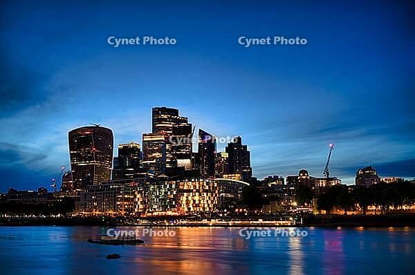 Night view, river themes, skyline behind, financial district, business district, financial district, financial district, high-rise walkie talkie, The City of London, blue hour, London, England, Great Britain, Great Britain [IBR125163336]
