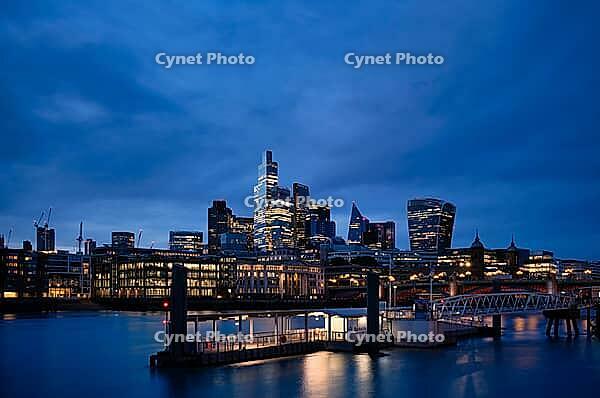 Night view, river themes, skyline behind, financial district, business district, financial district, financial district, high-rise walkie talkie, The City of London, blue hour, London, England, Great Britain, Great Britain [IBR125163339]