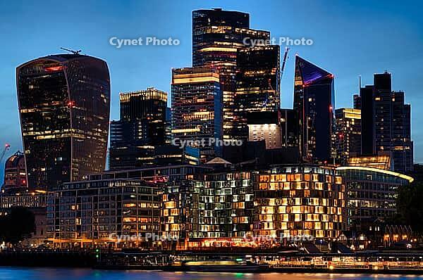 Night view, river themes, skyline behind, financial district, business district, financial district, financial district, high-rise walkie talkie, The City of London, blue hour, London, England, Great Britain, Great Britain [IBR125163347]