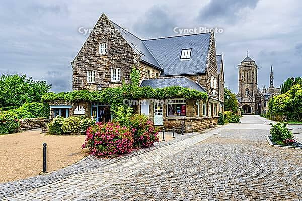 The historic town of Locronan in Finistère, Brittany, France, is characterised by granite houses, cobbled streets and slate roofs arranged around its preserved centre. Traditional façades, narrow lanes and stone-paved public spaces are seen in soft natura [IBR125163355]