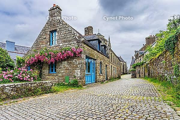 The historic town of Locronan in Finistère, Brittany, France, is characterised by granite houses, cobbled streets and slate roofs arranged around its preserved centre. Traditional façades, narrow lanes and stone-paved public spaces are seen in soft natura [IBR125163356]