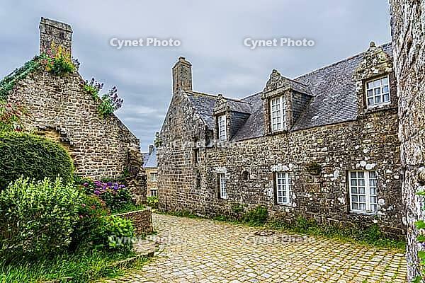 The historic town of Locronan in Finistère, Brittany, France, is characterised by granite houses, cobbled streets and slate roofs arranged around its preserved centre. Traditional façades, narrow lanes and stone-paved public spaces are seen in soft natura [IBR125163365]