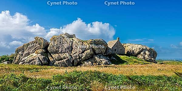 A solitary stone house stands among massive granite boulders at Meneham near Kerlouan in northern Finistère, Brittany, France. Its isolated setting close to the Atlantic coast highlights the traditional architecture and distinctive maritime character of t [IBR125163372]