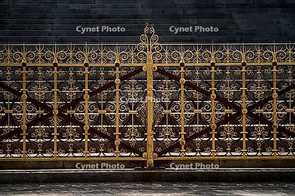 Gilded fence around Albert Memorial Memorial, Kensington Gardens, Park, Kensington, City of Westminster, London, England, Great Britain, Great Britain [IBR125173430]