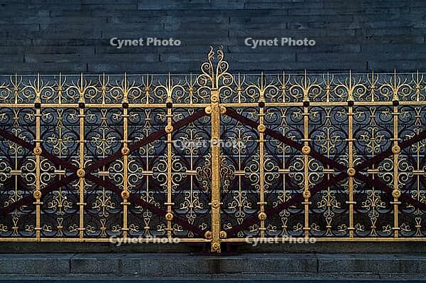 Gilded fence around Albert Memorial Memorial, Kensington Gardens, Park, Kensington, City of Westminster, London, England, Great Britain, Great Britain [IBR125173434]