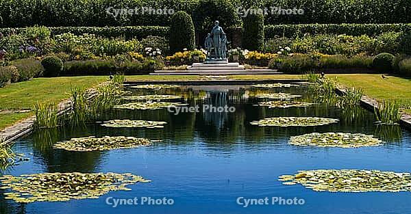 Statue of Princess Diana with Three Children, Sunken Garden, Sunken Garden, Lake, Kensington Gardens, Park, Kensington, City of Westminster, London, England, Great Britain, Great Britain [IBR125173436]
