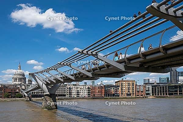 View of the Millennium Bridge, pedestrian suspension bridge across the Thames connecting the City of London and Southwark, in the background St. Paul's Cathedral, Bankside, Borough of Southwark, London, England, Great Britain, Great Britain [IBR125177943]