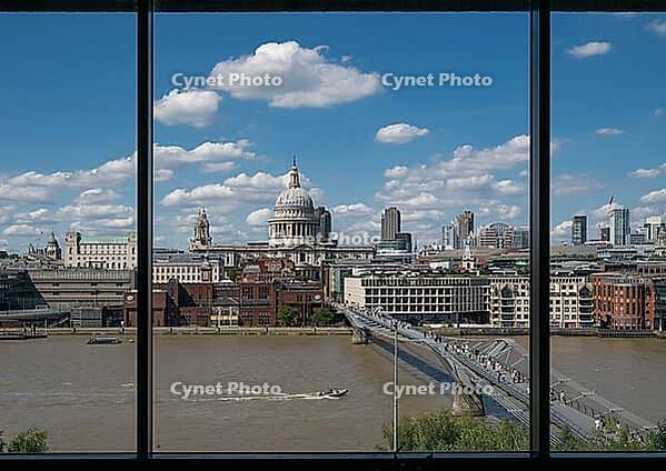 View from the Tate Modern of the Millennium Bridge, pedestrian suspension bridge across the Thames connecting the City of London and Southwark, in the background St. Paul's Cathedral, Bankside, Borough of Southwark, London, England, Great Britain, Great B [IBR125177944]
