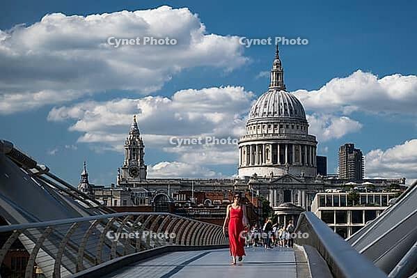 View of the Millennium Bridge, pedestrian suspension bridge across the Thames connecting the City of London and Southwark, in the background St. Paul's Cathedral, Bankside, Borough of Southwark, London, England, Great Britain, Great Britain [IBR125177945]