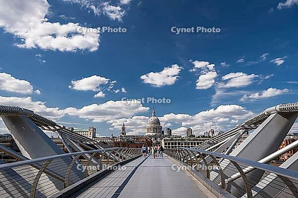 View of the Millennium Bridge, pedestrian suspension bridge across the Thames connecting the City of London and Southwark, in the background St. Paul's Cathedral, Bankside, Borough of Southwark, London, England, Great Britain, Great Britain [IBR125177947]