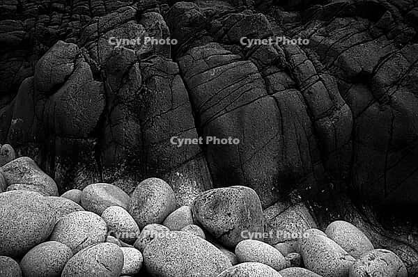 Stones, pebbles, pebbles, Cot Valley Beach, Porth Nanven, also beach of dinosaur eggs, coast, black and white, St Just in Penwith, Cornwall, England, Great Britain, Great Britain [IBR125177958]