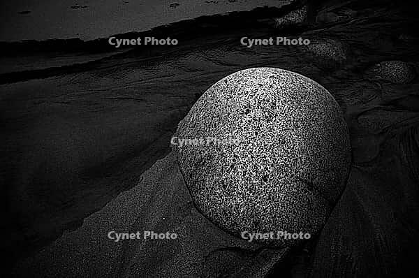 Stones, pebbles, pebbles, Cot Valley Beach, Porth Nanven, also beach of dinosaur eggs, coast, black and white, St Just in Penwith, Cornwall, England, Great Britain, Great Britain [IBR125177959]