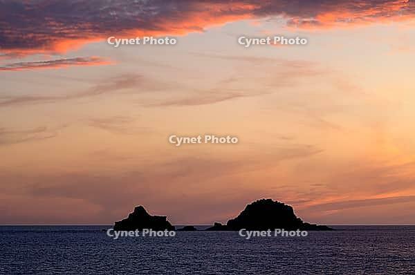 Sunset, sunset at sea, dramatic clouds, in the background rock formation The Brisons, Cot Valley Beach, Porth Nanven, coast, St Just in Penwith, Cornwall, England, Great Britain, Great Britain [IBR125177961]