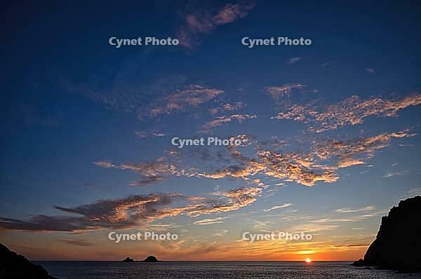 Sunset, sunset at sea, dramatic clouds, in the background rock formation The Brisons, Cot Valley Beach, Porth Nanven, coast, St Just in Penwith, Cornwall, England, Great Britain, Great Britain [IBR125177969]