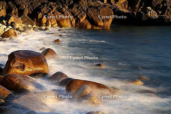 Stones, pebbles, pebbles, washed by water, waves, spray, motion effect, long exposure, evening light, Cot Valley Beach, Porth Nanven, also beach of dinosaur eggs, coast, St Just in Penwith, Cornwall, England, Great Britain, Great Britain [IBR125177972]