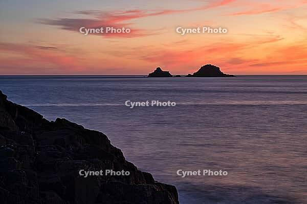 Sunset, sunset at sea, dramatic clouds, in the background rock formation The Brisons, Cot Valley Beach, Porth Nanven, coast, St Just in Penwith, Cornwall, England, Great Britain, Great Britain [IBR125177973]