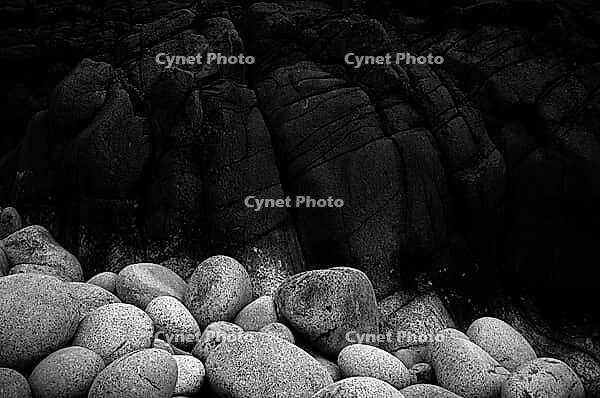 Stones, pebbles, pebbles, Cot Valley Beach, Porth Nanven, also beach of dinosaur eggs, coast, black and white, St Just in Penwith, Cornwall, England, Great Britain, Great Britain [IBR125177975]