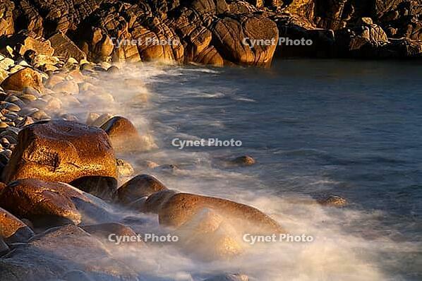 Stones, pebbles, pebbles, washed by water, waves, spray, motion effect, long exposure, evening light, Cot Valley Beach, Porth Nanven, also beach of dinosaur eggs, coast, St Just in Penwith, Cornwall, England, Great Britain, Great Britain [IBR125177978]