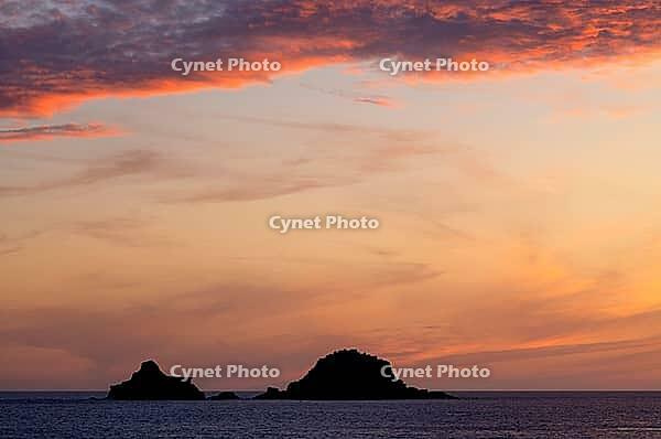 Sunset, sunset at sea, dramatic clouds, in the background rock formation The Brisons, Cot Valley Beach, Porth Nanven, coast, St Just in Penwith, Cornwall, England, Great Britain, Great Britain [IBR125177984]