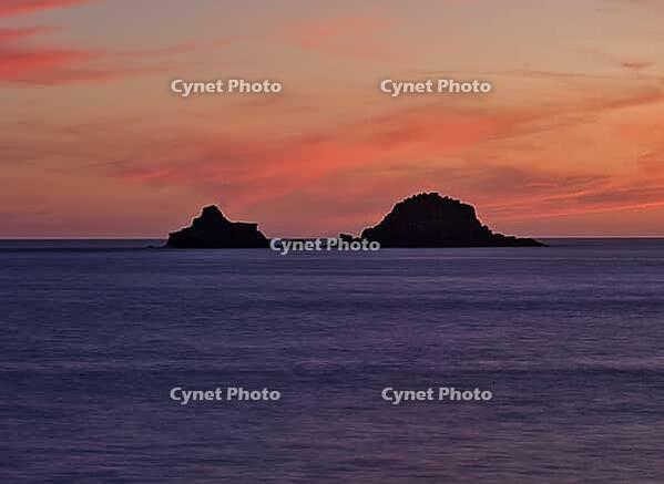 Sunset, sunset at sea, dramatic clouds, in the background rock formation The Brisons, Cot Valley Beach, Porth Nanven, coast, St Just in Penwith, Cornwall, England, Great Britain, Great Britain [IBR125177993]