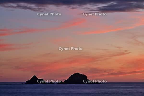 Sunset, sunset at sea, dramatic clouds, in the background rock formation The Brisons, Cot Valley Beach, Porth Nanven, coast, St Just in Penwith, Cornwall, England, Great Britain, Great Britain [IBR125177994]