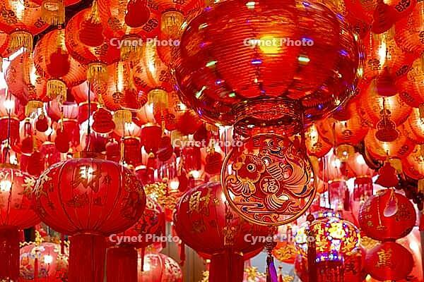 Traditional Chinese lanterns, numerous lanterns hanging from the ceiling, Wat Mangkon Kamalawat, Yaowarat Road, Chinatown, Bangkok, Thailand [IBR125178015]