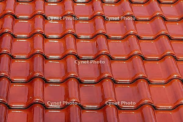 Tiled roof covered with glazed clay tiles [IBR125180327]