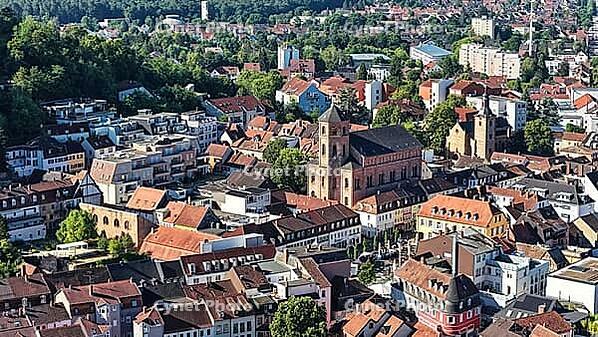 Elevated view of the historic old town of Homburg. In the center, the Lutheran Town Church stands out with its reddish masonry. The left side of the picture is dominated by the densely wooded Schlossberg, on whose top the Schlossberghotel is visible. A se [IBR125180384]