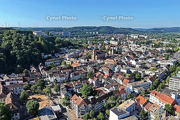Elevated view of the historic old town of Homburg. In the center, the Lutheran Town Church stands out with its reddish masonry. The left side of the picture is dominated by the densely wooded Schlossberg, on whose top the Schlossberghotel is visible. A se [IBR125180385]