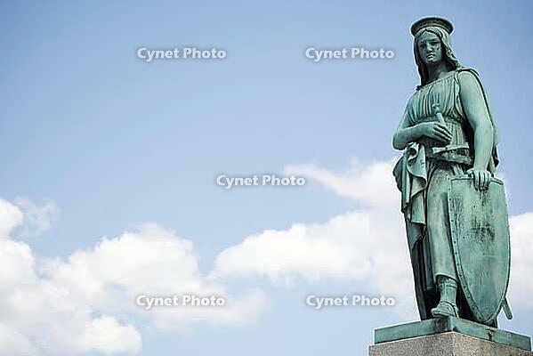Allegorical bronze statue on the pedestal of the Corona column in Stuttgart. The impressive female figure symbolizes the military - the military base. The monument stands in front of the Neues Schkoss, the former residence castle of the King of Wüttemberg [IBR125185820]